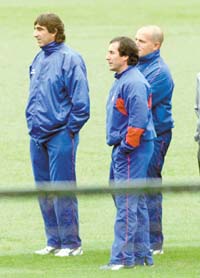 El cuerpo tcnico cerrista present una lista de tres jugadores para reforzar el plantel. Aparecen Gustavo Costas, Alexis Cortes y Rubn Rivas. 