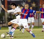 Ernesto Cristaldo, capitn ayer en Cerro Porteo, disputa la pelota con el volante de Olimpia, Osmar Mollinas, en el clsico sin goles.